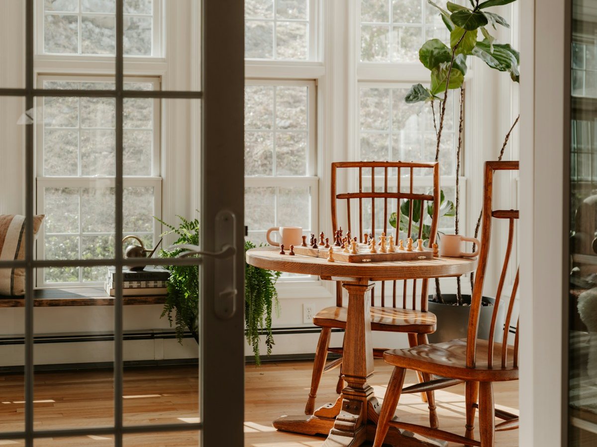 Sala amb llum natural i una taula de fusta